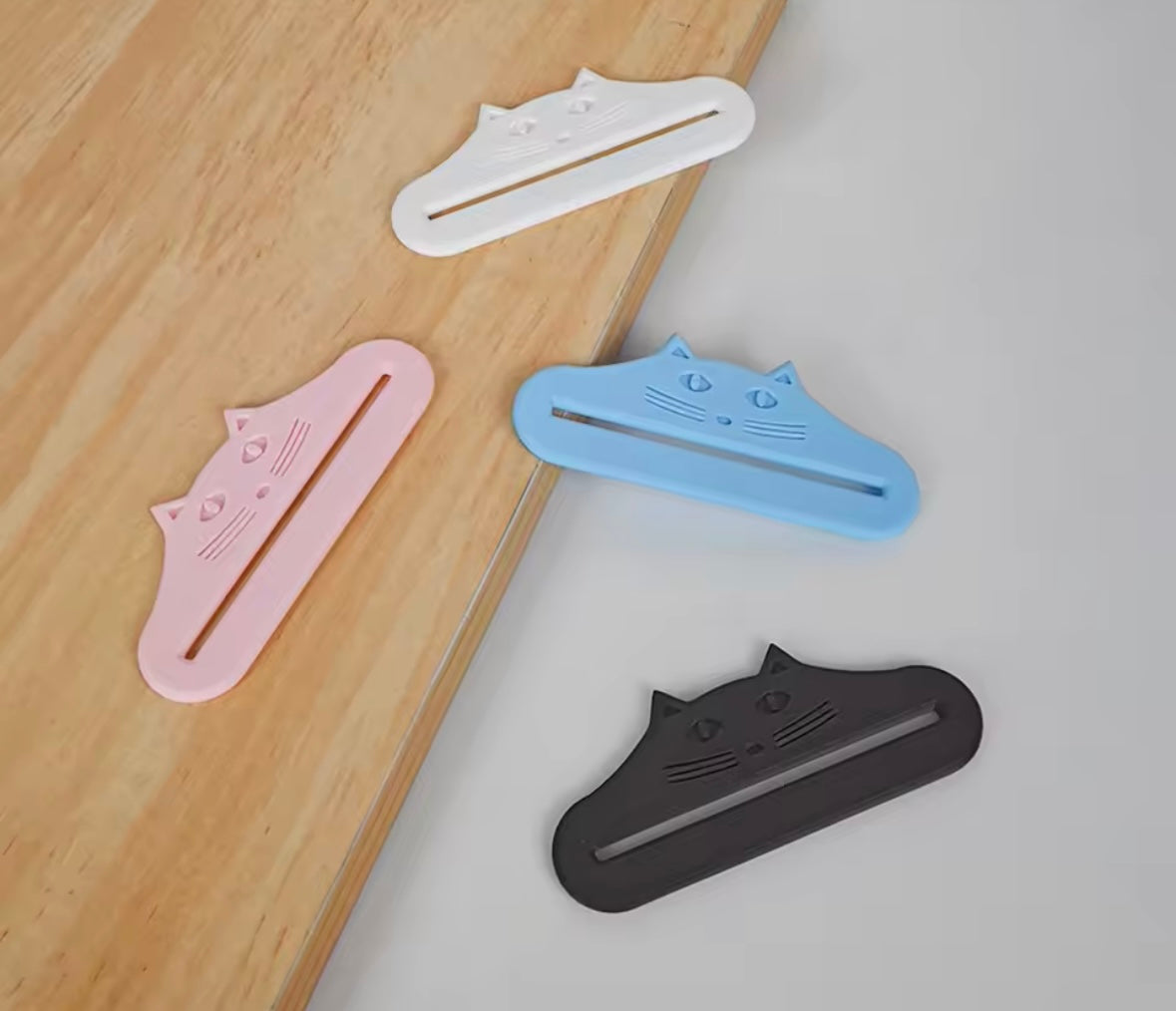 SnackPaw Treat Dispenser
